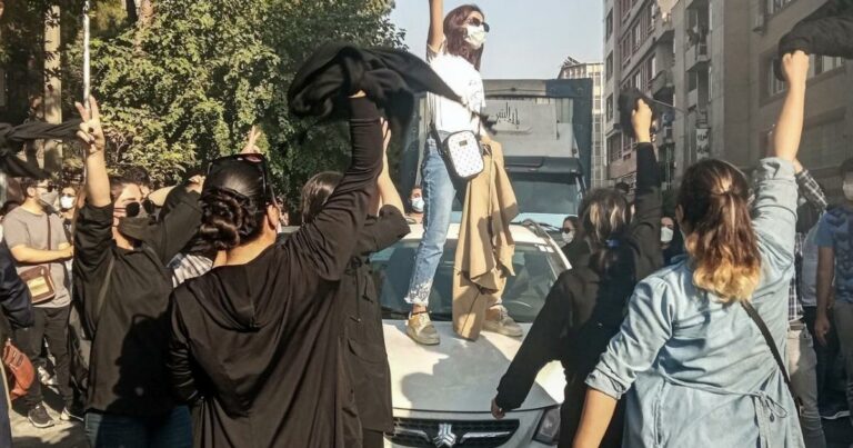 ڕاگەیاندنی هاوبەشی حیزبی کۆمۆنیستی ئێران و ڕێکخراوی کرێکارانی شۆڕشگێڕی ئێران (ڕاهی کارگەر)  کۆمەڵانی خەڵکی ئێران بە هەموو تواناوە  پشتیوانی لە ژنانی بوێر و ئازادپۆش و لاوە قارەمانەکانیان دەکەن!