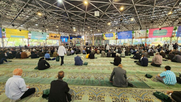 نوێژی بێ ڕەونەقی هەینی تاران، گەندەڵکار پاداشتیش وەردەگرێت