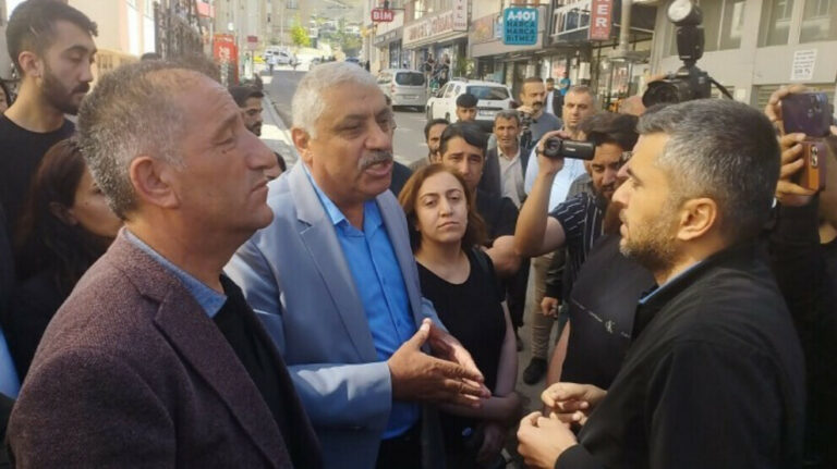 ناڕه‌زایه‌تی خه‌ڵكی جووله‌مێرگ له‌ ئاست دانانی قه‌یووم له‌ شاره‌داری ئه‌و شاره‌