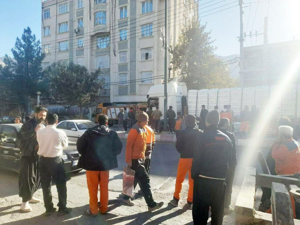 ناڕه‌زایه‌تی كرێكارانی شاغڵ له‌ شاره‌داری ئیلام