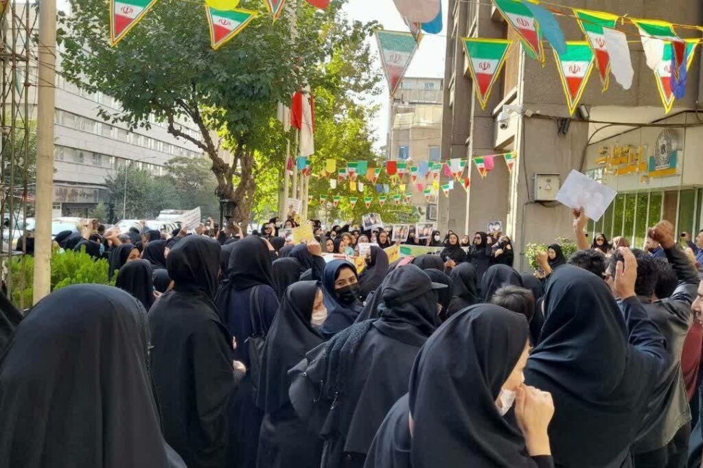 ناڕه‌زایه‌تی موعه‌لیمانی نێهزه‌تی وانه‌وتنه‌وه‌ له‌ تاران