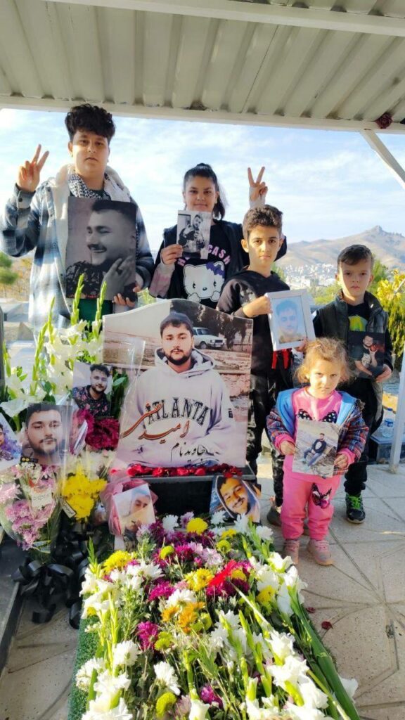 ڕێزگرتن له‌ یادی ئومید حه‌سه‌نی له‌ گۆڕستانی به‌هه‌شت محه‌ممه‌دی سنه‌