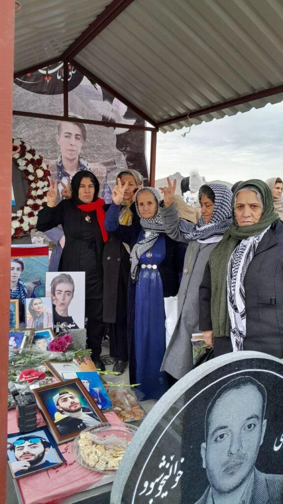 كۆبوونه‌وه‌ی بنه‌ماڵه‌دادخوازه‌كانی سنه‌ له‌سه‌رمه‌زاری محه‌ممه‌د كه‌ریم افشار