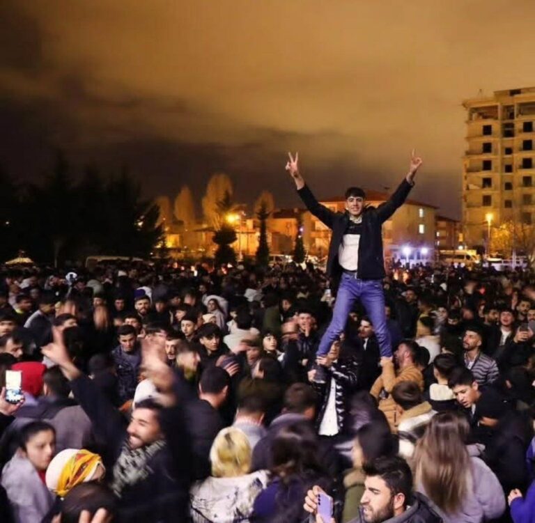 درێژه‌ی ناڕه‌زایه‌تیه‌كان له‌ شاری وان له‌ باكووری كوردستان