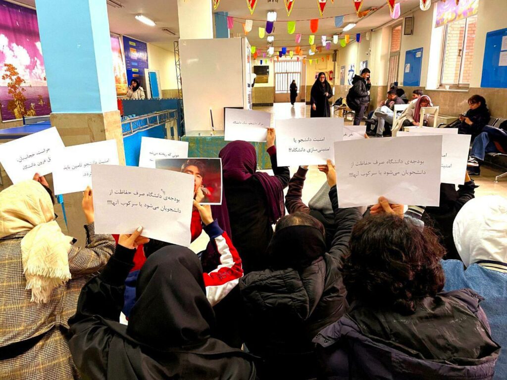چواره‌مین ڕۆژی خۆپێشاندانی خوێندكاران له‌ زانكۆی تاران