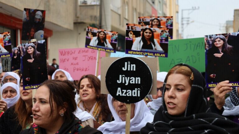 ڕێپێوانی ژنانی باكووری كوردستان دژ به‌ سیاسەتی سه‌ركوتی ده‌وڵه‌تی توركیا