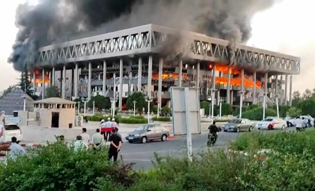 دەستبەسەر کردنی ڕۆژنامەوانان بە هۆی ڕێگریکردن لە بڵاوبوونەوەی وێنەی هێرشەکانی ئیسرائیل بۆ سەر بینای دەنگ و ڕەنگی ڕژیم لە تاران