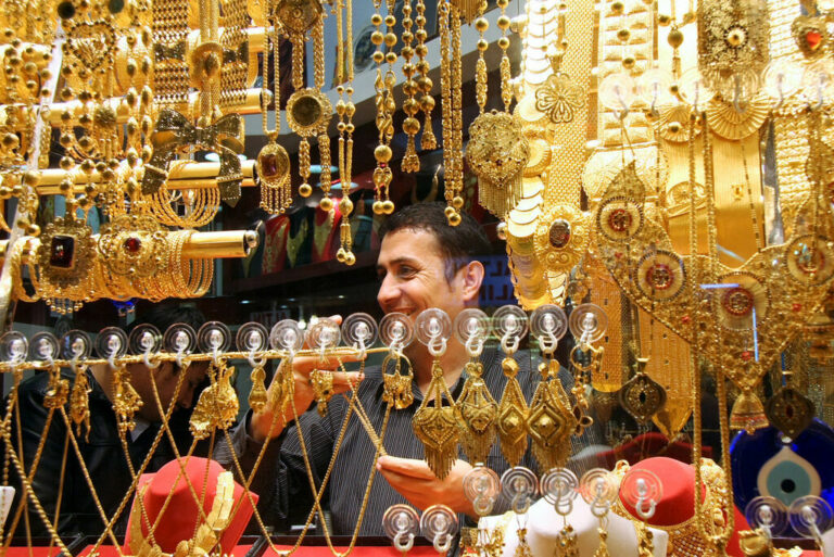 مسدود شدن حساب‌های بانکی ۴۰۰ طلافروش در ایران