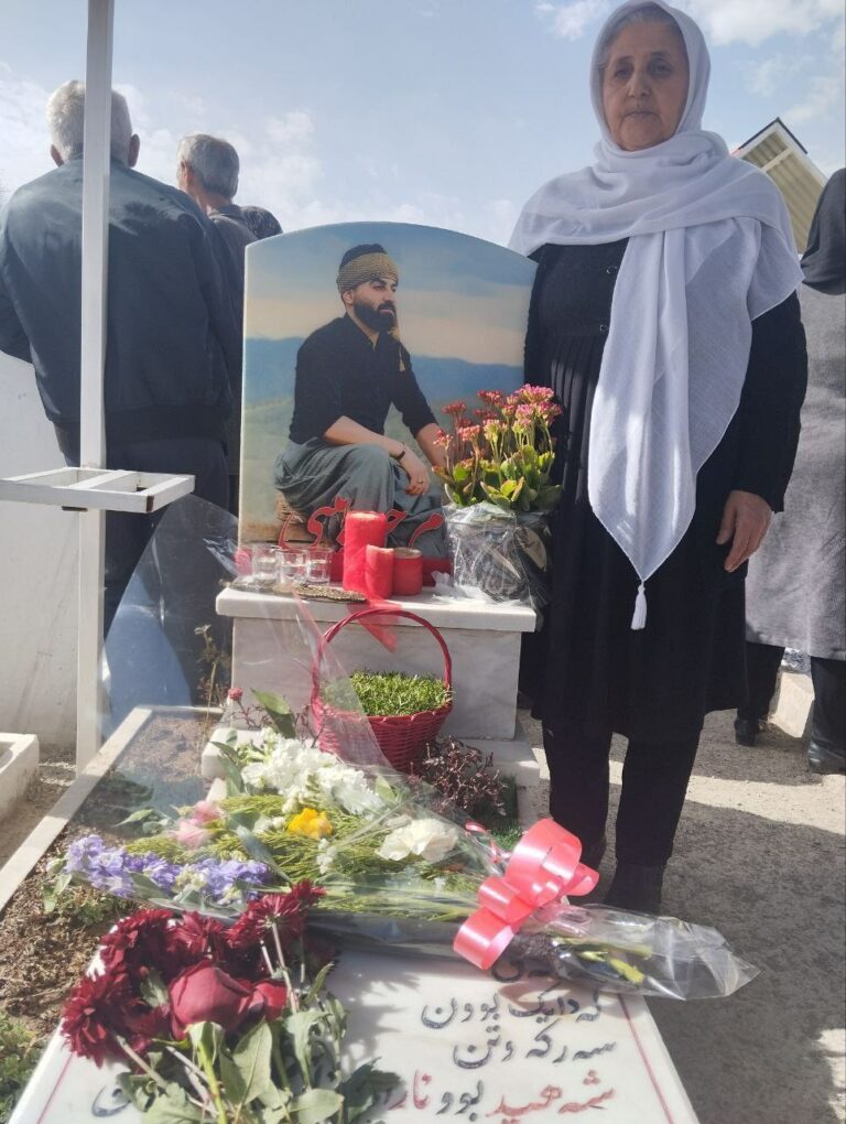 حضور گسترده خانوادە های دادخواه بر مزار فرزندانشان در شهرهای کردستان