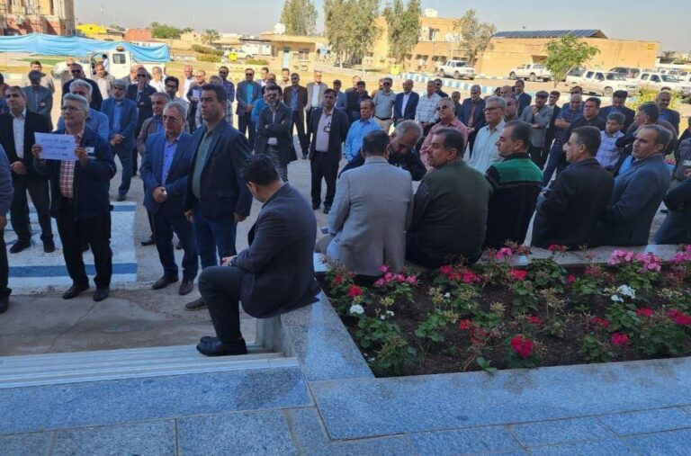 تداوم تجمع اعتراضی کارگران شرکت نفت و گاز آغاجاری