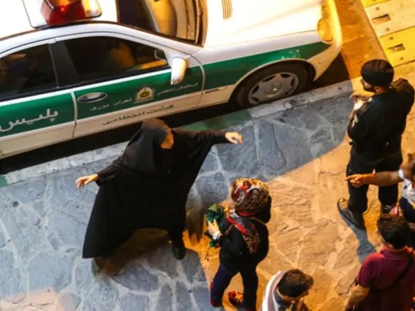 گزارش عفوبین‌الملل از کارزار گسترده و خشن تحمیل حجاب اجباری
