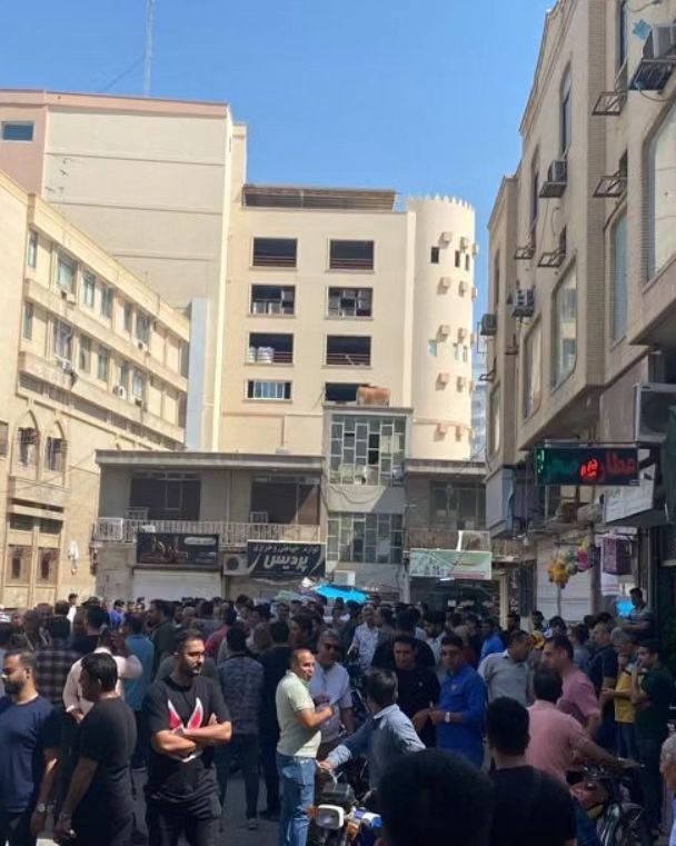 تجمع بازاریان بندرعباس در اعتراض به افزایش مالیاتها