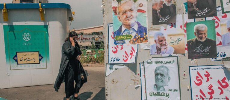 اول ـ روز هشتم تیرماه ۱۴۰۳ یکی دیگر از نمایش های انتخاباتی رژیم حاکم بر ایران بر روی صحنه می آید. این نمایش در حالی به اجرا در می آید که شکاف اجتماعی بین حاکمیت و مردم ایران از همیشه عمیق تر شده است.