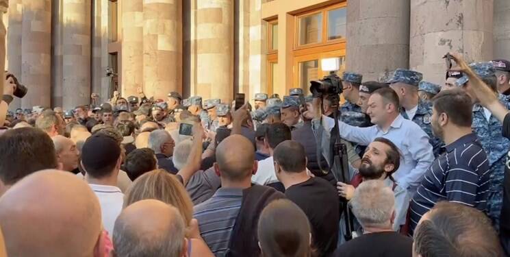 تجمع اعتراضی شهروندان ارمنستانی مقابل ساختمان مجلس