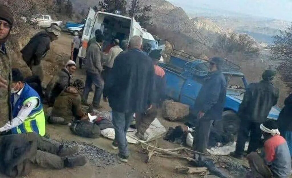 کشته و زخمی شدن ١٨ کارگر فصلی در حادثه رانندگی