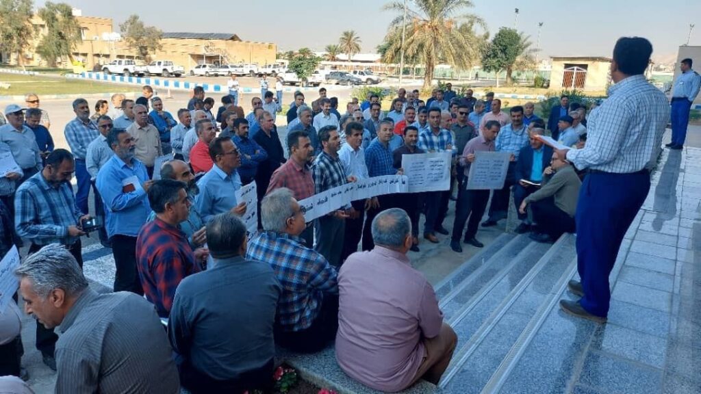 تداوم تجمع اعتراضی کارگران شرکت نفت و گاز آغاجاری