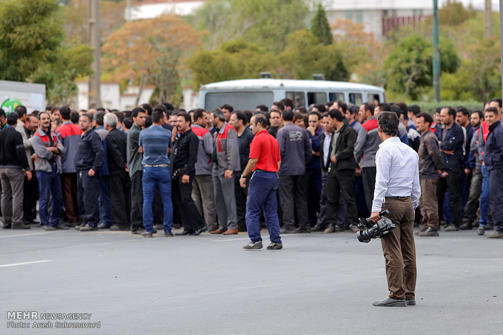 ادامه گردهمایی اعتراضی کارگران واگن پارس اراک