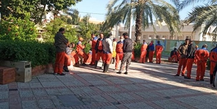 اعتراض نیروهای شرکتی شهرداری مقابل دادگستری ایلام