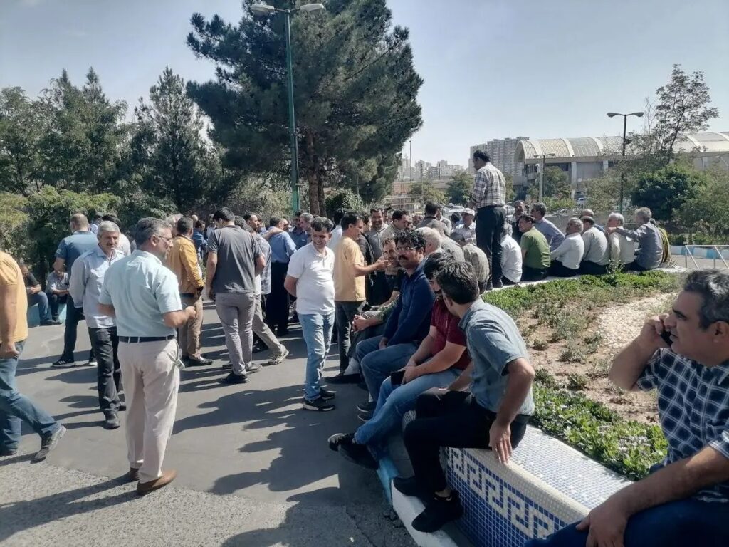ادامه تجمع کارگران پیمانکاری مخابرات آذربایجان شرقی