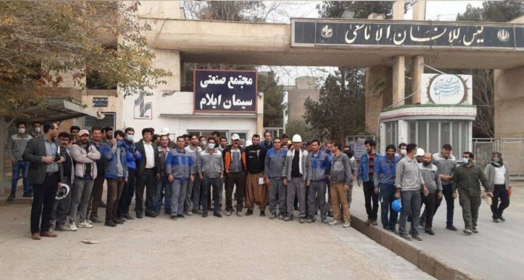 تجمع اعتراضی کارکنان کارخانه سیمان در ایلام