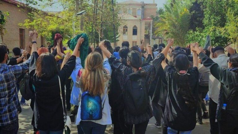 ممانعت از ورود 200 دانشجو به دانشگاه به بهانه حجاب اجباری