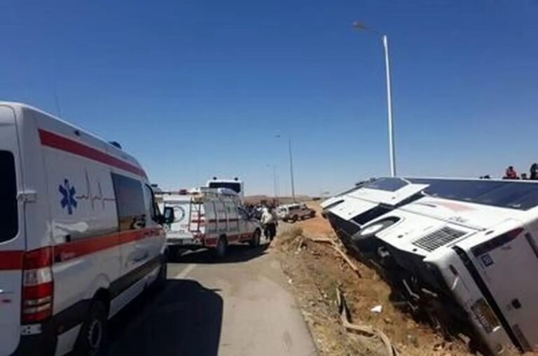 واژگونی اتوبوس حامل کارگران در تهران
