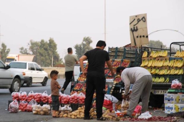 تجمع اعتراضی دستفروشان و‌ میوه فروشان ایرانشهر مقابل فرمانداری