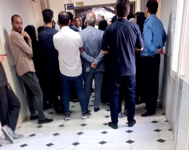 تجمع اعتراضی کادر درمان بیمارستان آپادانا در اهواز