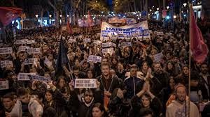 ده‌ها هزار نفر در بارسلونا روز یکشنبه 4 آذرماه به خیابان‌ها آمدند تا علیه افزایش شدید قیمت مسکن و اجاره‌بها اعتراض کنند.