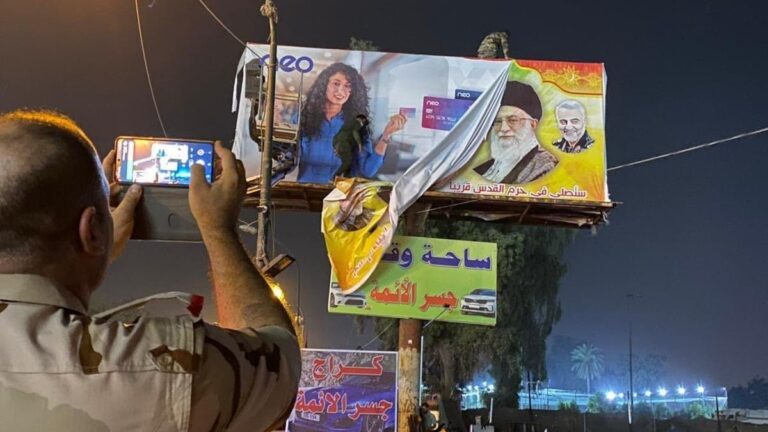 پایین کشیدن تصاویر قاسم سلیمانی توسط جوانان خشمگین عراقی