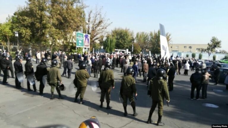 تجمع اعتراضی بازنشستگان شرکت هواپیمایی هما