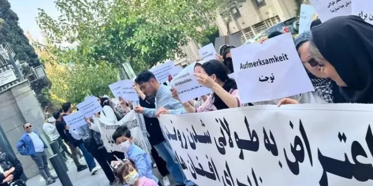 تجمع اعتراضی متقاضیان ویزا مقابل سفارت آلمان در تهران