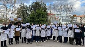 ادامه تجمع اعتراضی پرستاران و کادر درمان در کرمانشاه