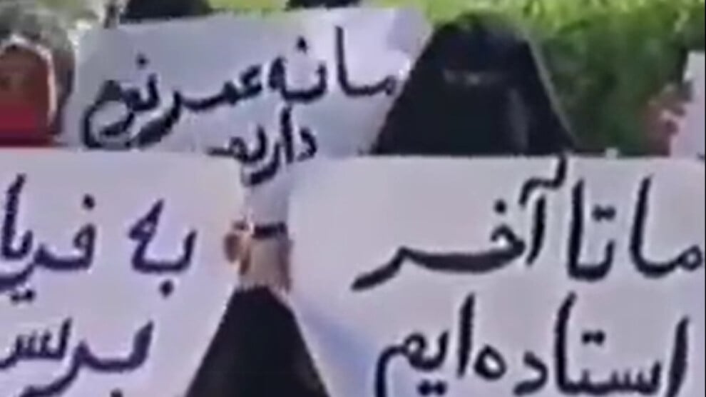 تداوم گردهمایی اعتراضی زنان ساکن منطقه کمپ در چابهار