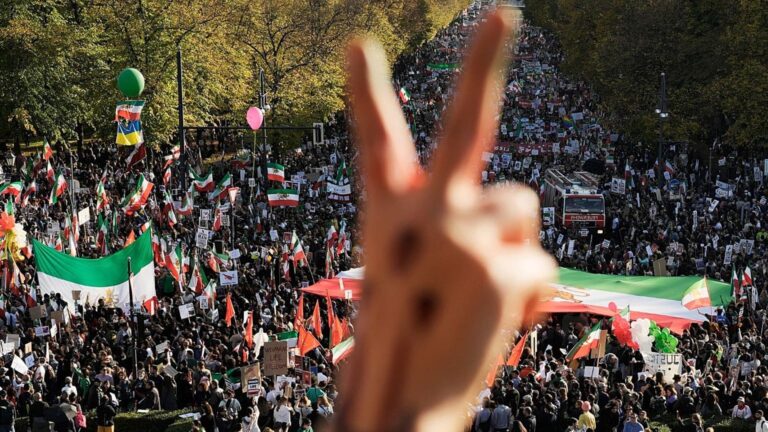  سیاست رهایی‌بخش در برابر سیاست تاج‌وتخت